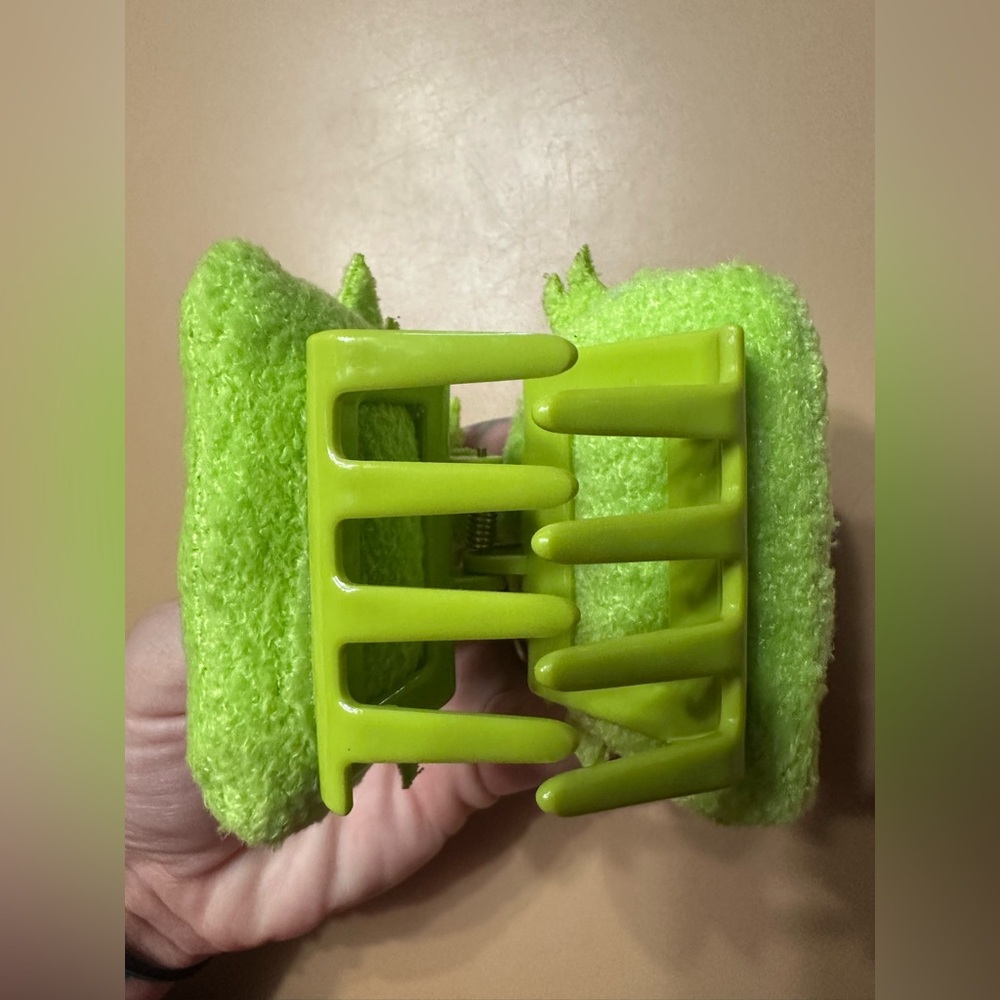 Grinch hair claw hair clip plush Christmas grinch hair claw hair clip - Picture 3 of 5